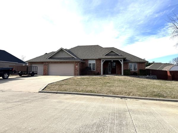 1575 S Village Lane, Bolivar, MO 65613