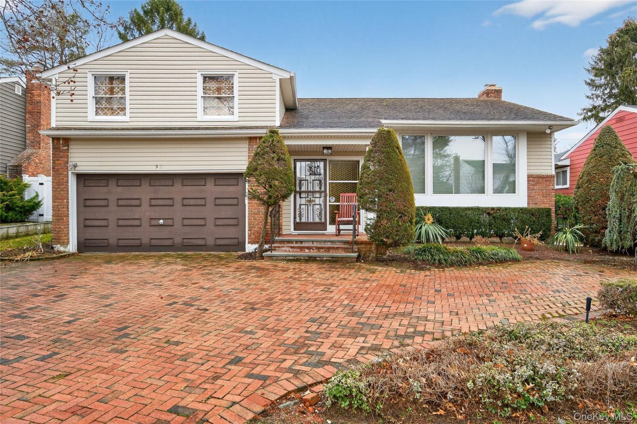 50 Netto Lane, Plainview, NY 11803 Main Photo