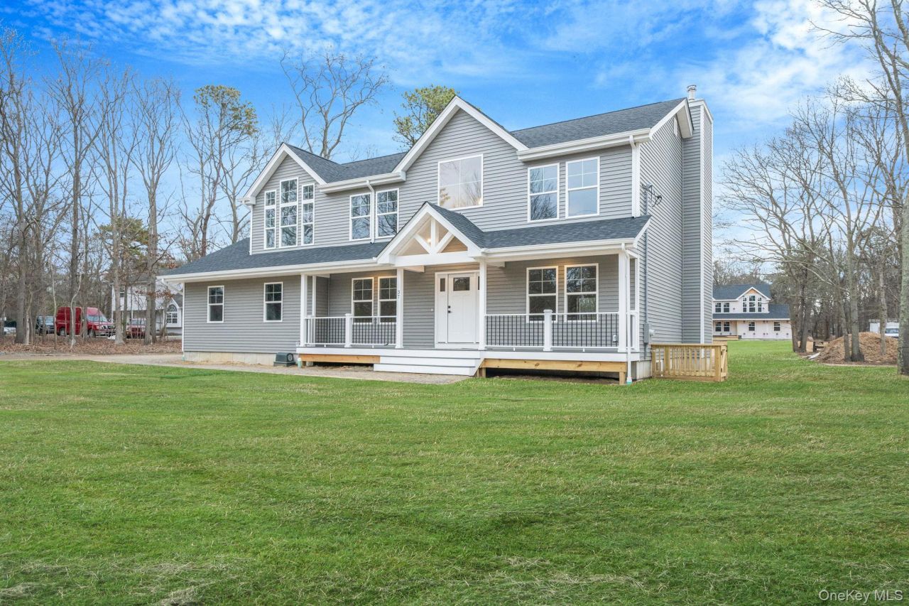 37 Locust Avenue S, Medford, NY 11763 Main Photo