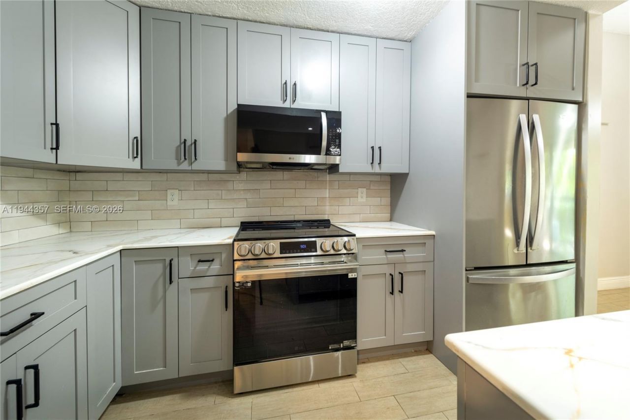 8019 NW 15th Mnr, Unit 8019, Plantation, FL 33322 Photo