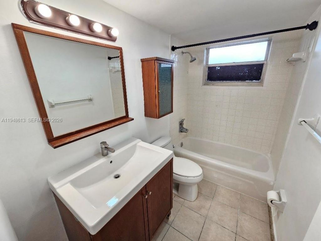 441 NE 195th St, Unit 105, Miami, FL 33179 Photo