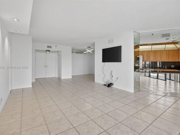 20281 E Country Club Dr, Unit 405, Aventura, FL 33180