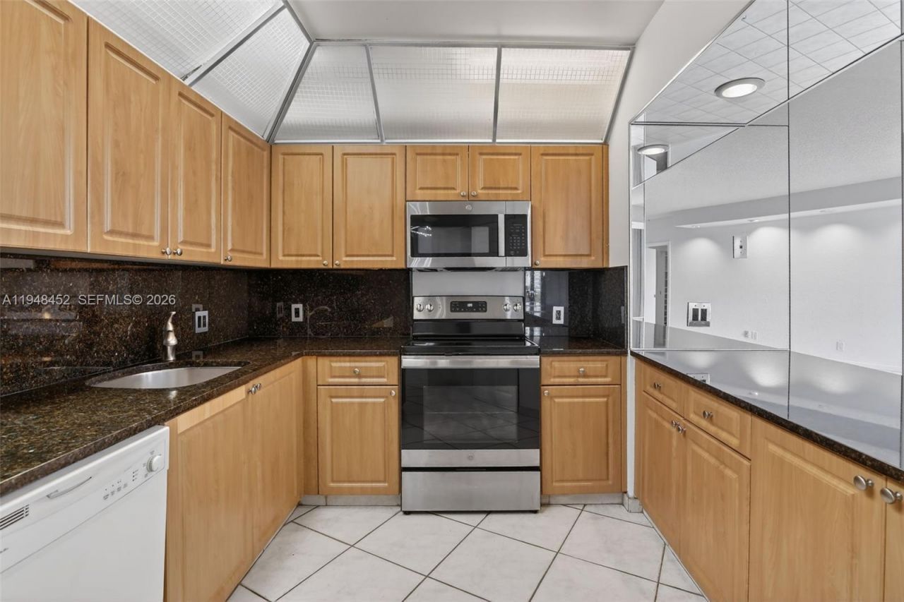 20281 E Country Club Dr, Unit 405, Aventura, FL 33180 Photo