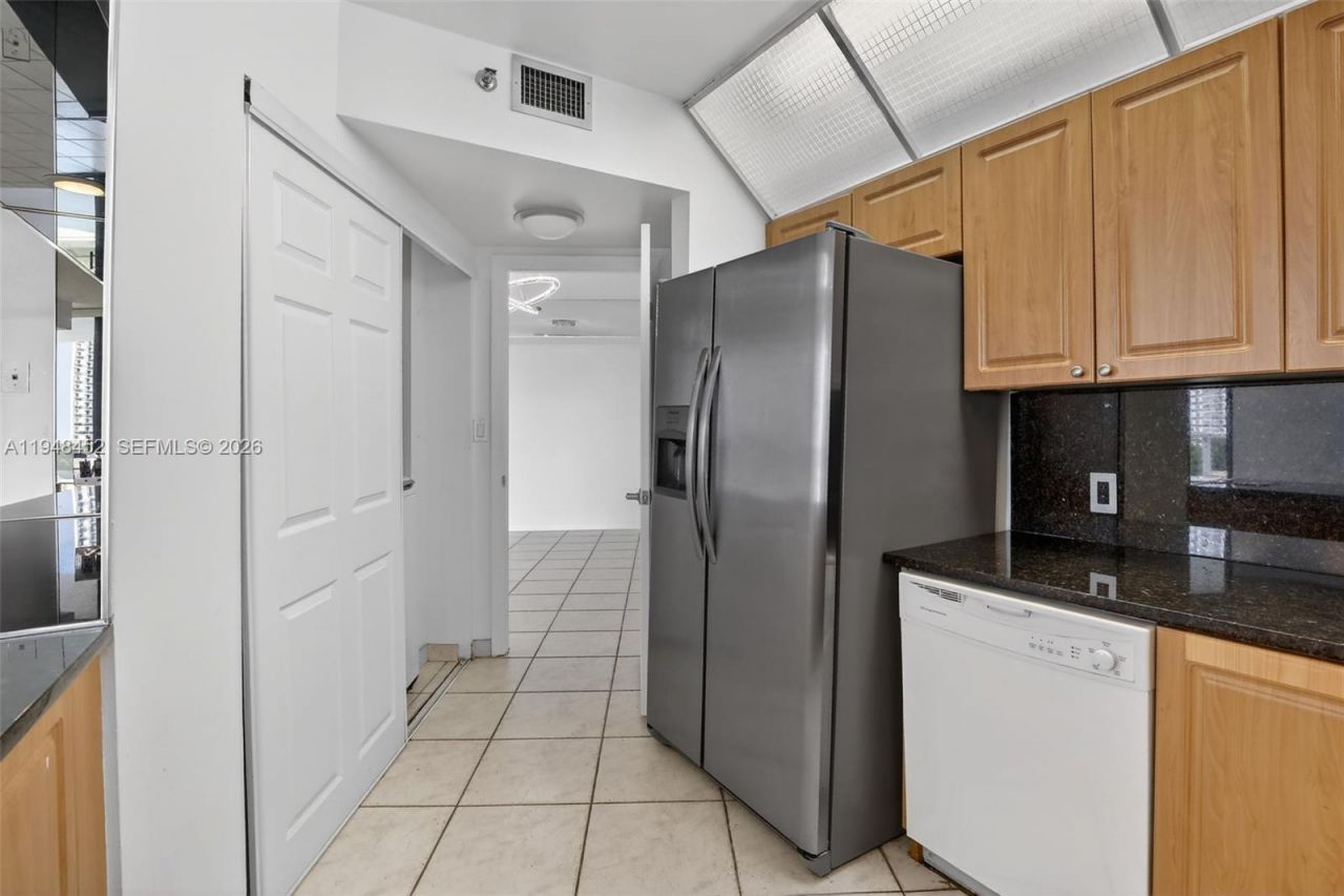 20281 E Country Club Dr, Unit 405, Aventura, FL 33180 Photo