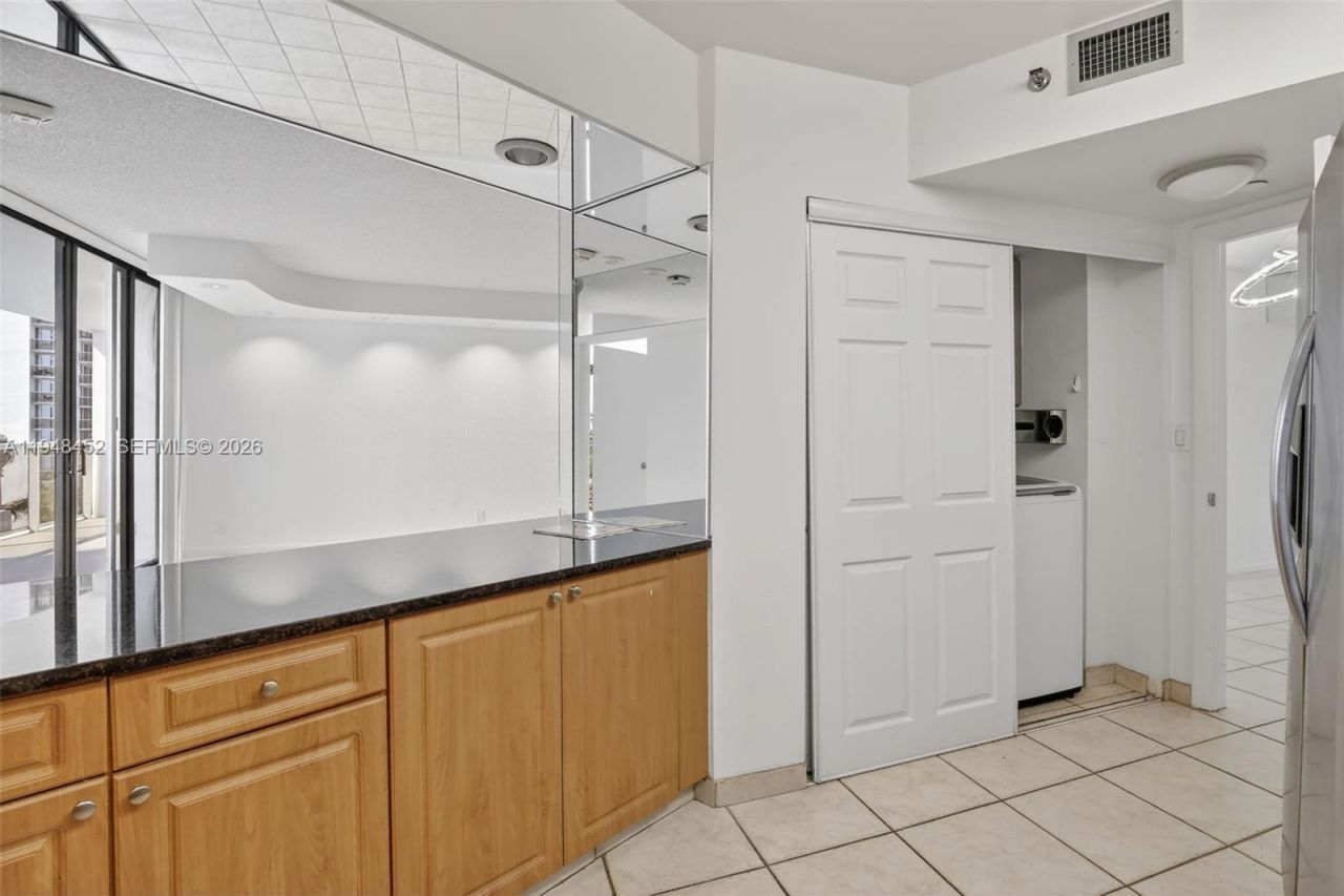 20281 E Country Club Dr, Unit 405, Aventura, FL 33180 Photo