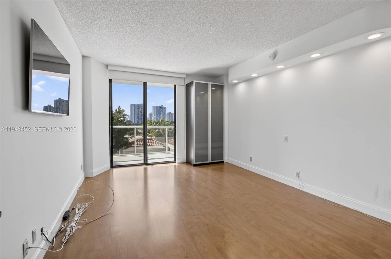 20281 E Country Club Dr, Unit 405, Aventura, FL 33180 Photo