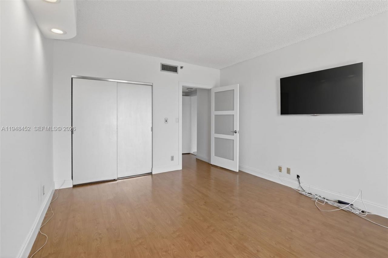 20281 E Country Club Dr, Unit 405, Aventura, FL 33180 Photo