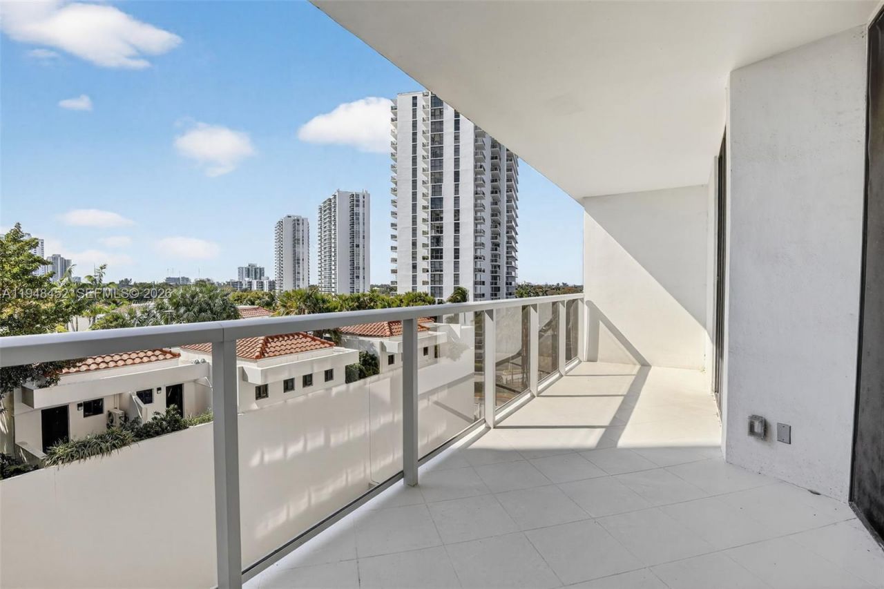 20281 E Country Club Dr, Unit 405, Aventura, FL 33180 Photo