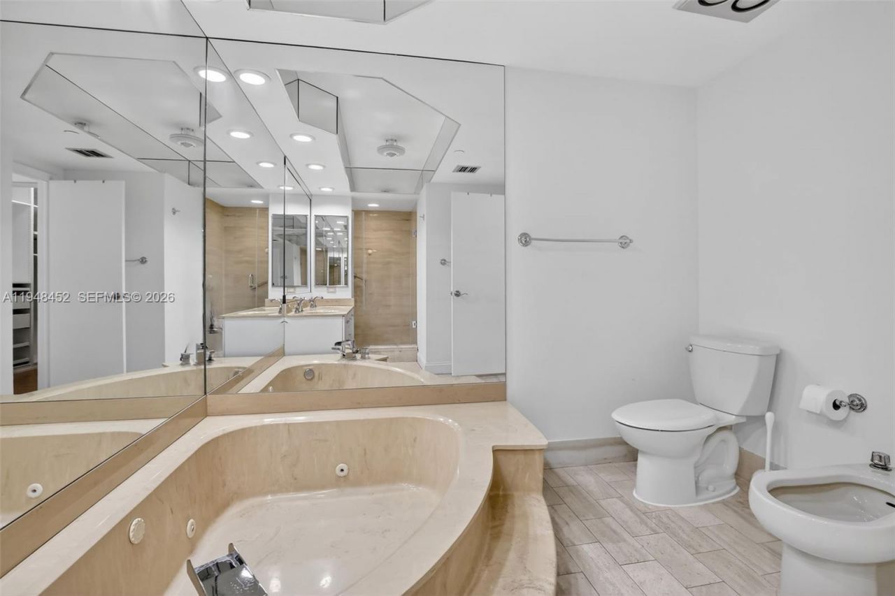 20281 E Country Club Dr, Unit 405, Aventura, FL 33180 Photo