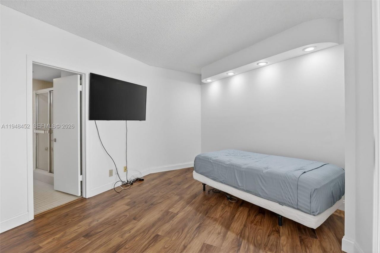 20281 E Country Club Dr, Unit 405, Aventura, FL 33180 Photo