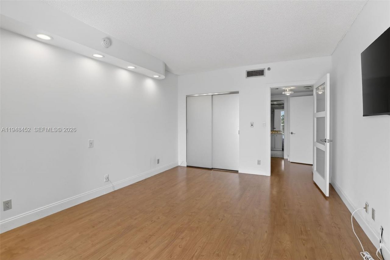 20281 E Country Club Dr, Unit 405, Aventura, FL 33180 Photo
