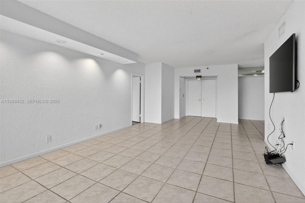 20281 E Country Club Dr, Unit 405, Aventura, FL 33180 Photo