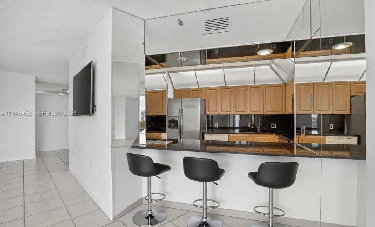 20281 E Country Club Dr, Unit 405, Aventura, FL 33180 Photo