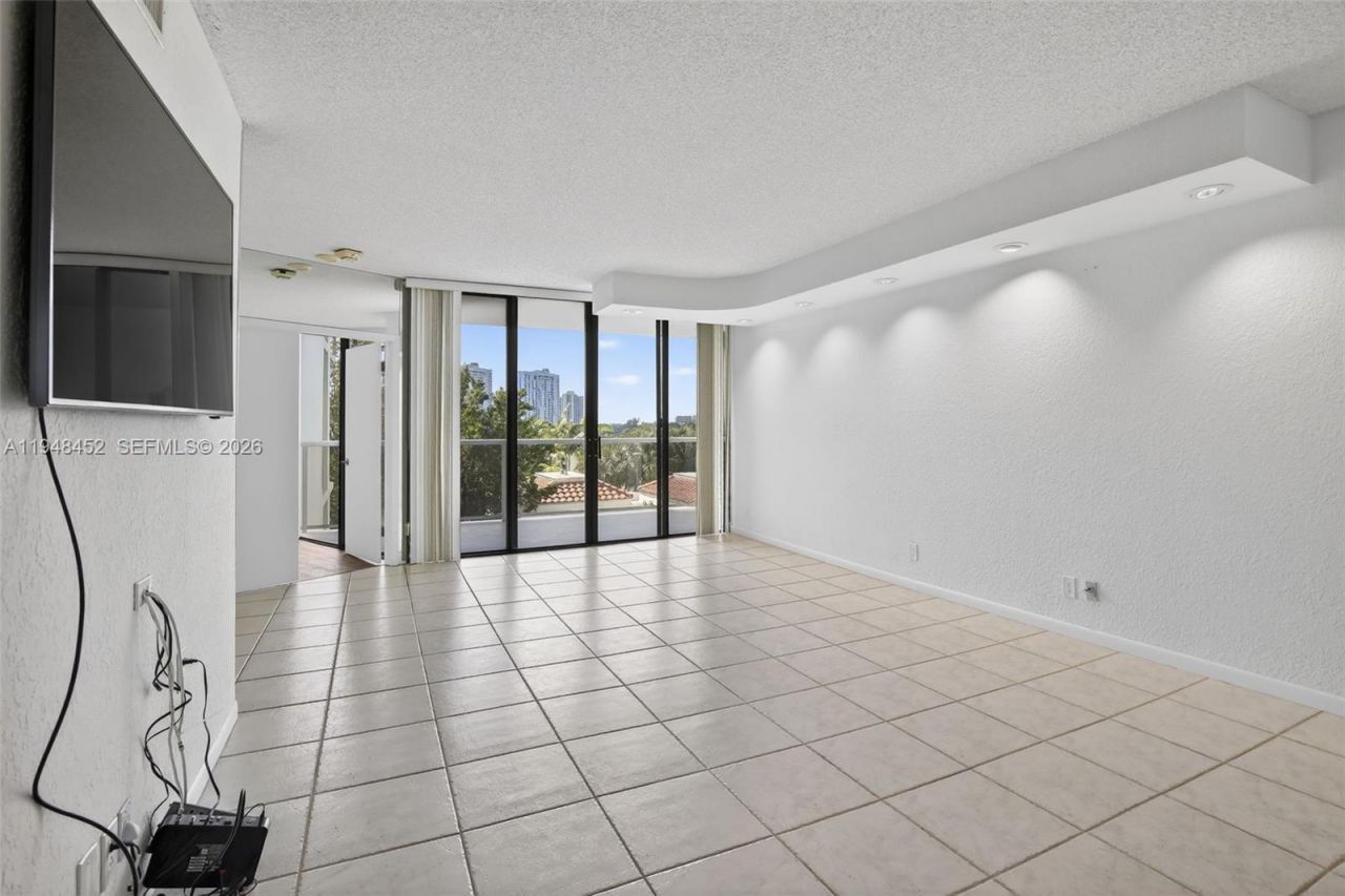 20281 E Country Club Dr, Unit 405, Aventura, FL 33180 Photo