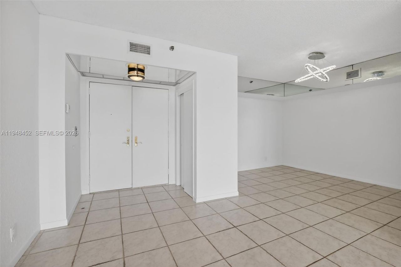 20281 E Country Club Dr, Unit 405, Aventura, FL 33180 Photo