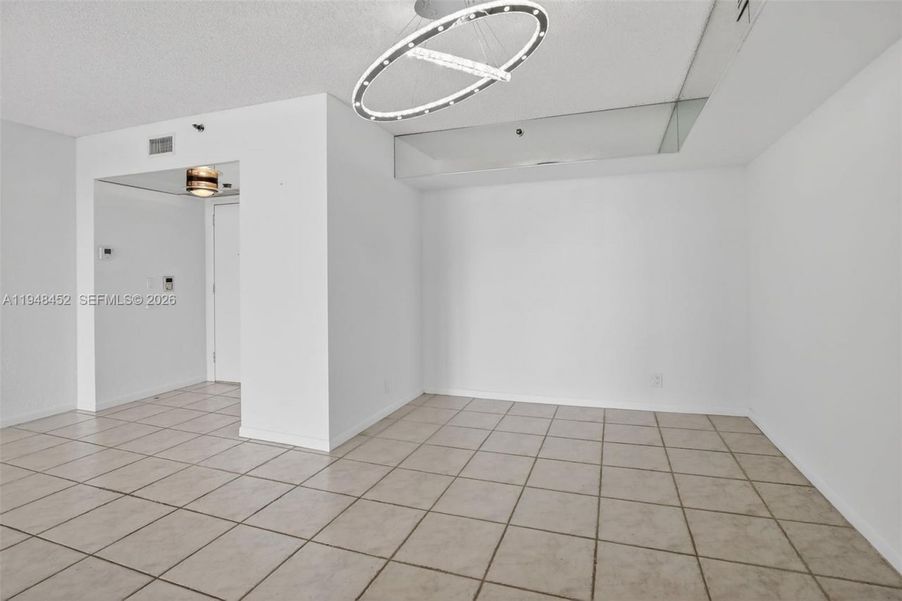 20281 E Country Club Dr, Unit 405, Aventura, FL 33180 Photo