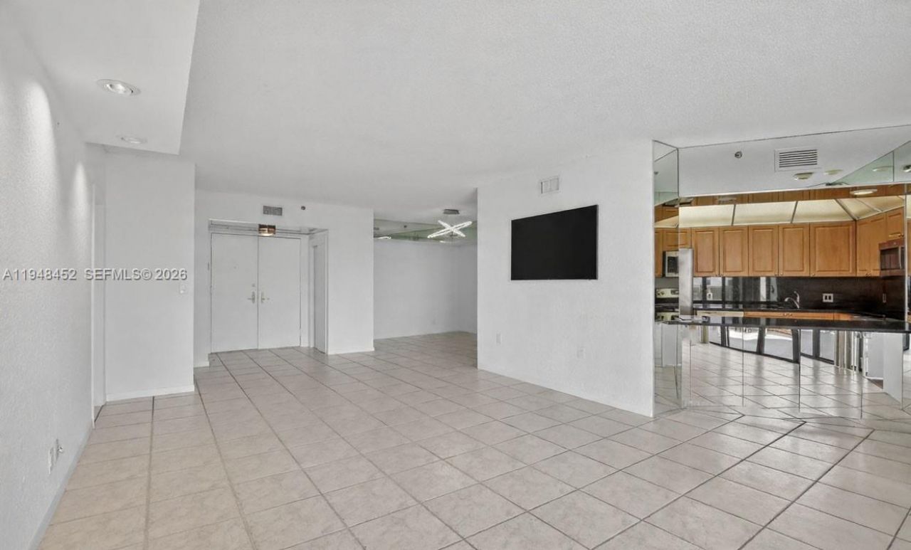 20281 E Country Club Dr, Unit 405, Aventura, FL 33180 Photo