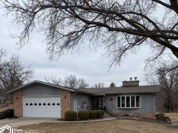 700 BLACKHAWK Street, Burlington, IA 52601