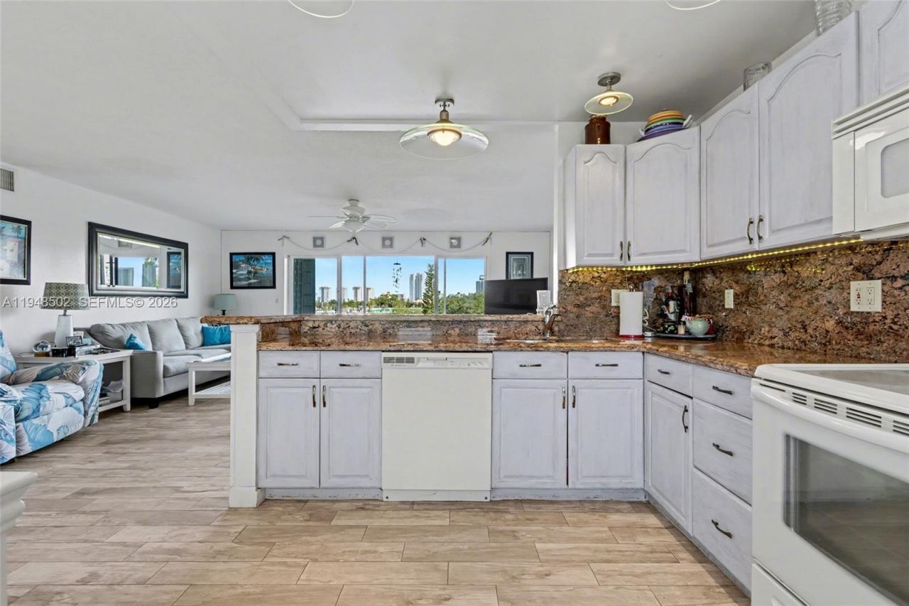 700 NE 14th Ave, Unit 501, Hallandale Beach, FL 33009 Photo