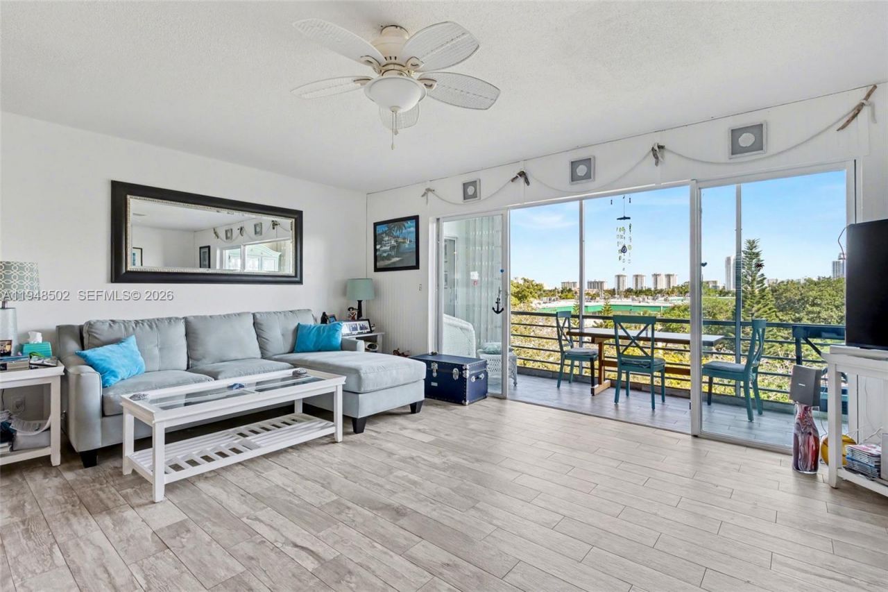 700 NE 14th Ave, Unit 501, Hallandale Beach, FL 33009 Photo