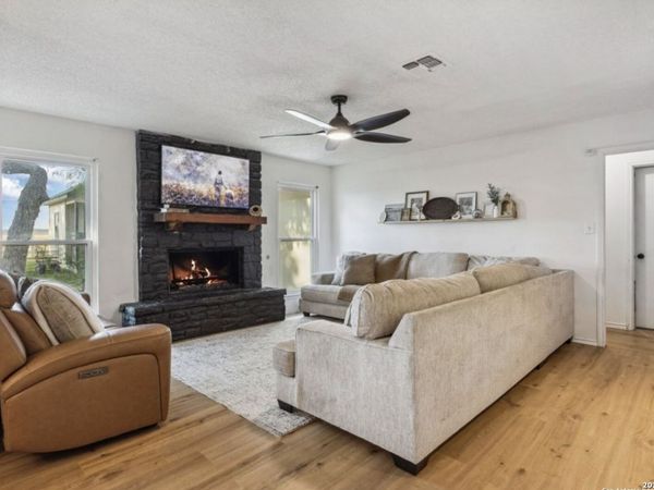 101 Country Ln, Castroville, TX 78009
