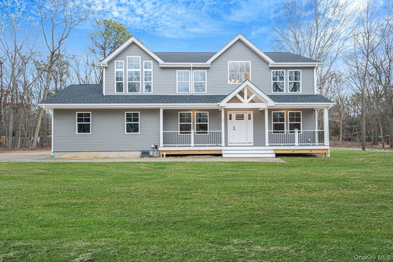 39 Locust Avenue S, Medford, NY 11763 Main Photo
