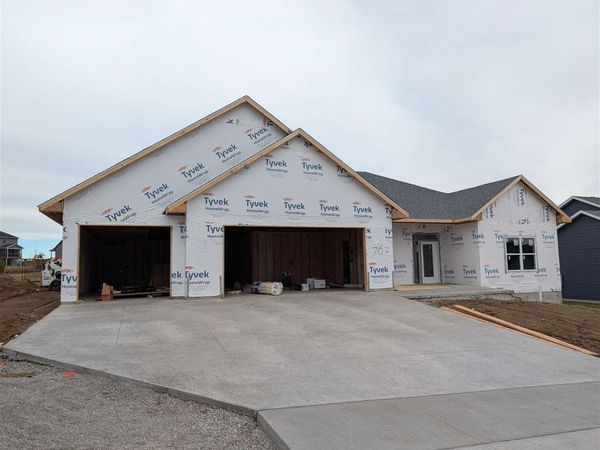 702 Lakeview Ct, Tiffin, IA 52340