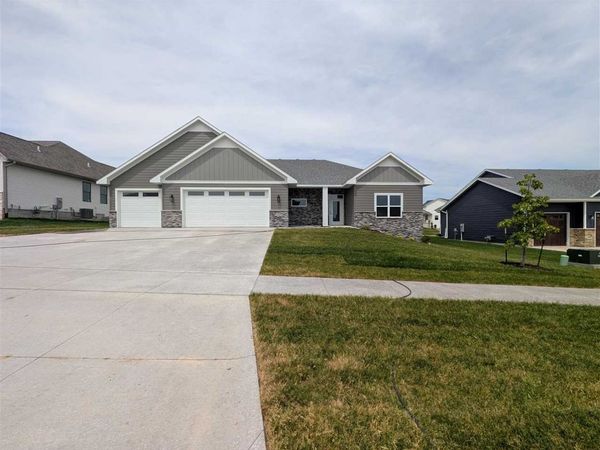 702 Lakeview Ct, Tiffin, IA 52340