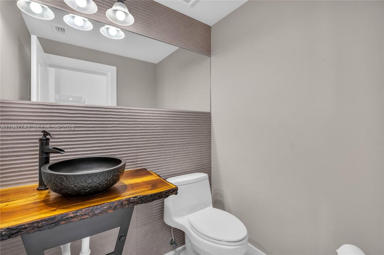 15560 NW 83rd Pl, Miami Lakes, FL 33016 Photo