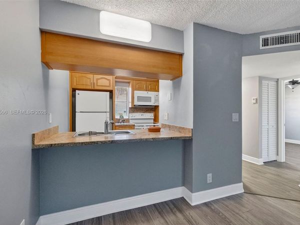 908 Twin Lakes Dr, Unit 8-C, Coral Springs, FL 33071