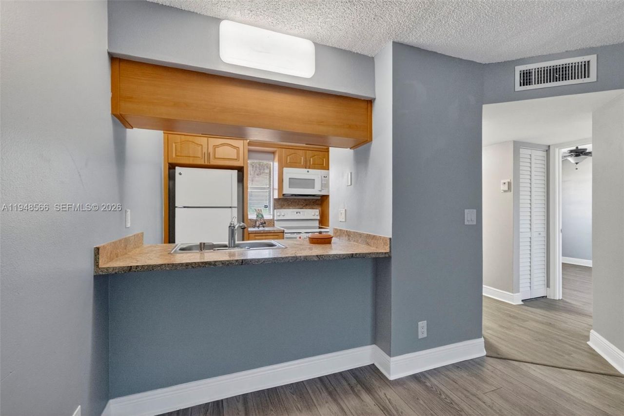 908 Twin Lakes Dr, Unit 8-C, Coral Springs, FL 33071 Photo