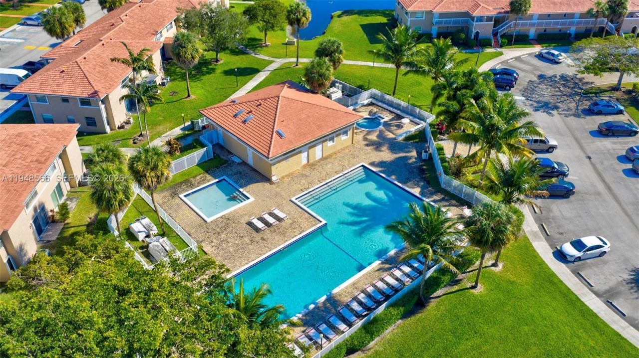 908 Twin Lakes Dr, Unit 8-C, Coral Springs, FL 33071 Photo