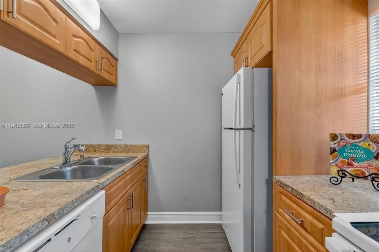 908 Twin Lakes Dr, Unit 8-C, Coral Springs, FL 33071 Photo