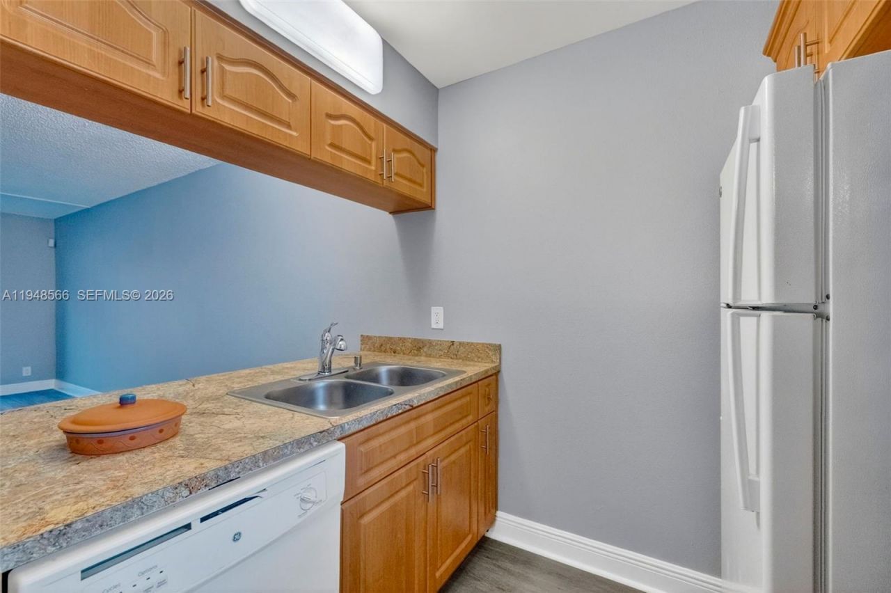 908 Twin Lakes Dr, Unit 8-C, Coral Springs, FL 33071 Photo