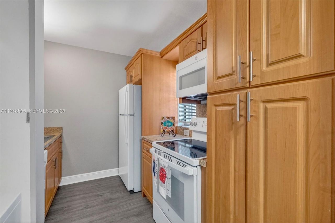 908 Twin Lakes Dr, Unit 8-C, Coral Springs, FL 33071 Photo