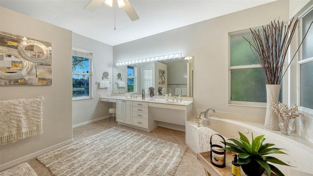 8117 Misty Oaks Boulevard, Sarasota, FL 34243 Photo