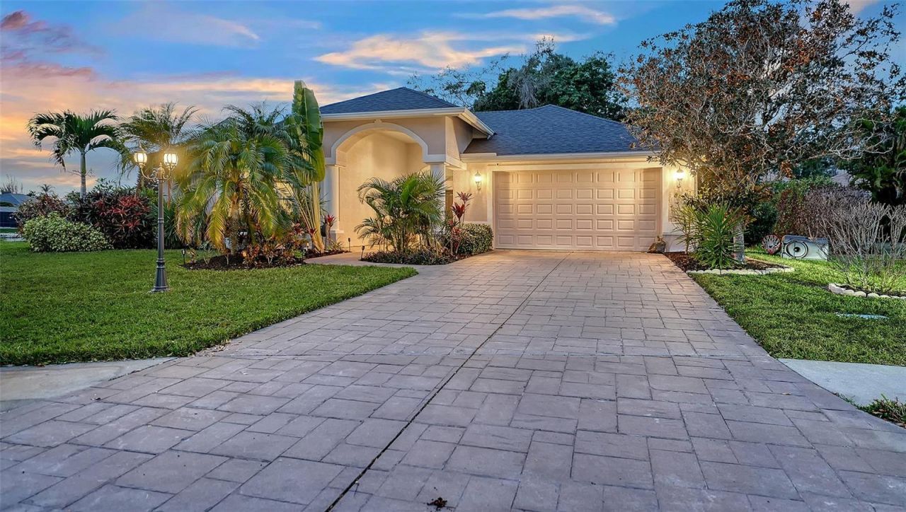 8117 Misty Oaks Boulevard, Sarasota, FL 34243 Photo