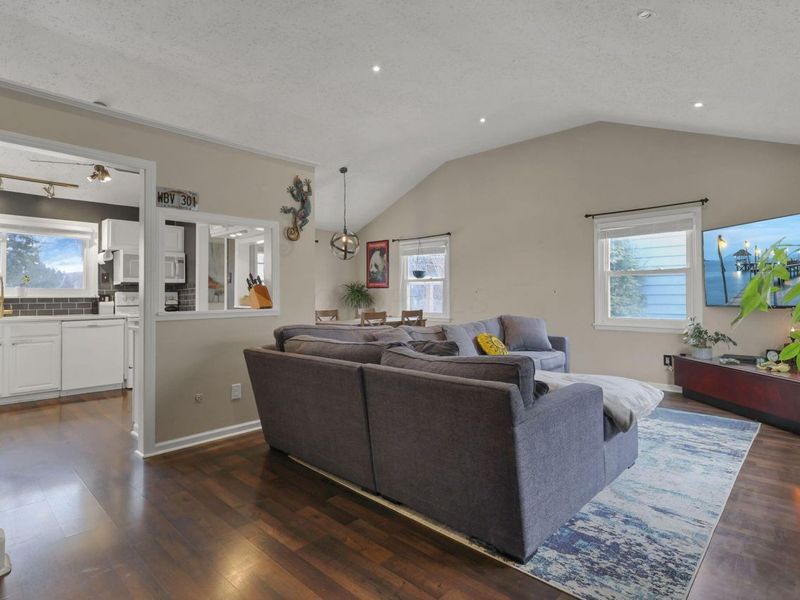 1065 Bernard Road, Columbus, OH 43221 Photo 6