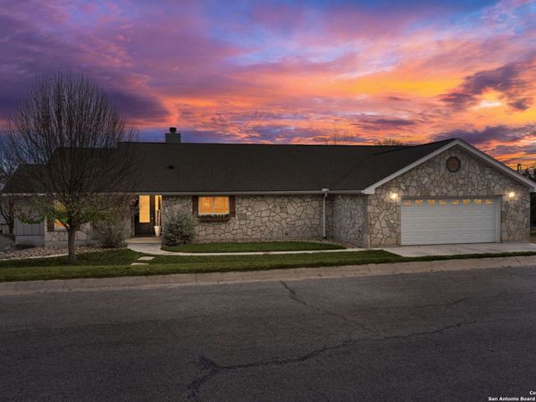 138 W Holly Hill Dr, Ingram, TX 78025