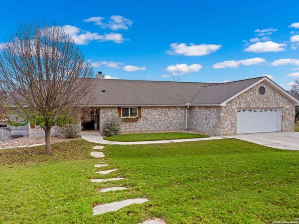 138 W Holly Hill Dr, Ingram, TX 78025