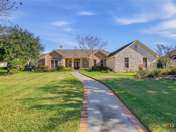 106 Pebble Brook, Victoria, TX 77904