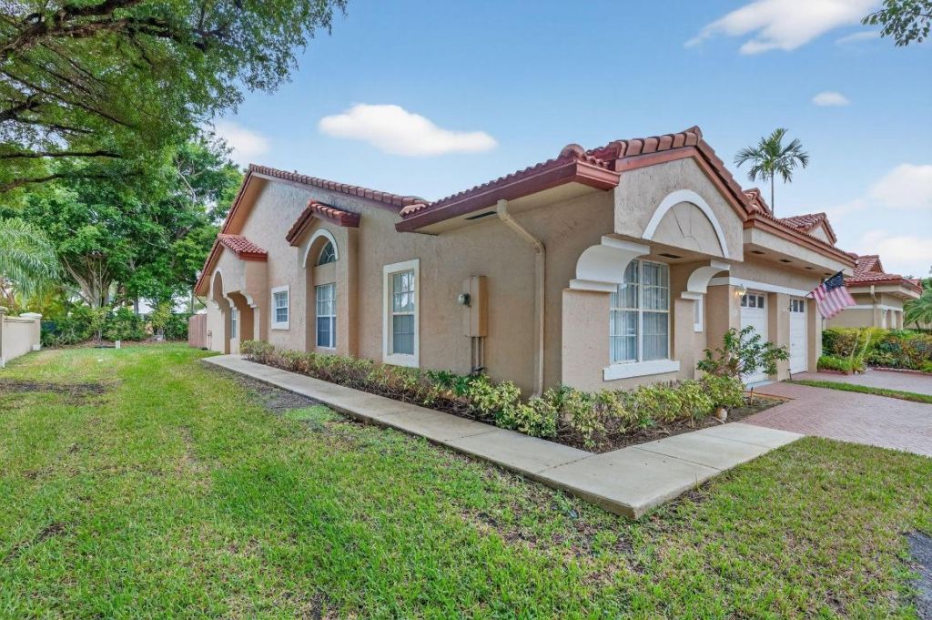 9910 Malvern Drive, Tamarac, FL 33321 Photo