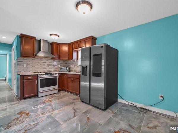 21 Helen Drive, MOONACHIE, NJ 07074