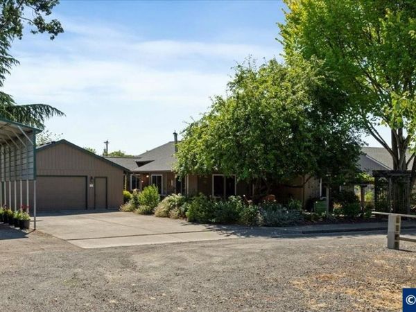 210 S 2nd St, Carlton, OR 97111