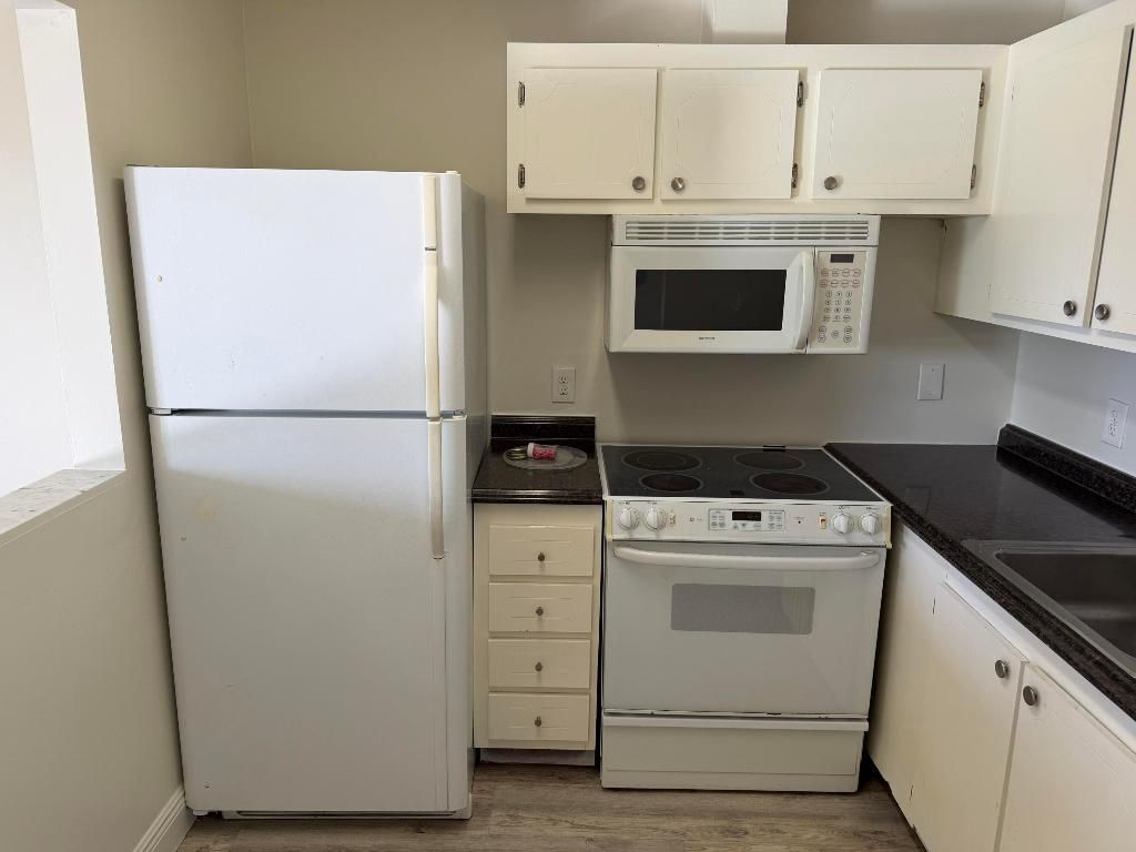 400 Village Green Circle W, Unit 304, Palm Springs, FL 33461 Photo