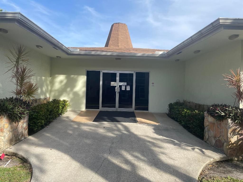 400 Village Green Circle W, Unit 304, Palm Springs, FL 33461 Photo