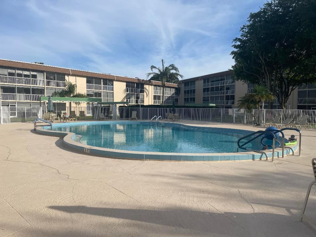400 Village Green Circle W, Unit 304, Palm Springs, FL 33461 Photo
