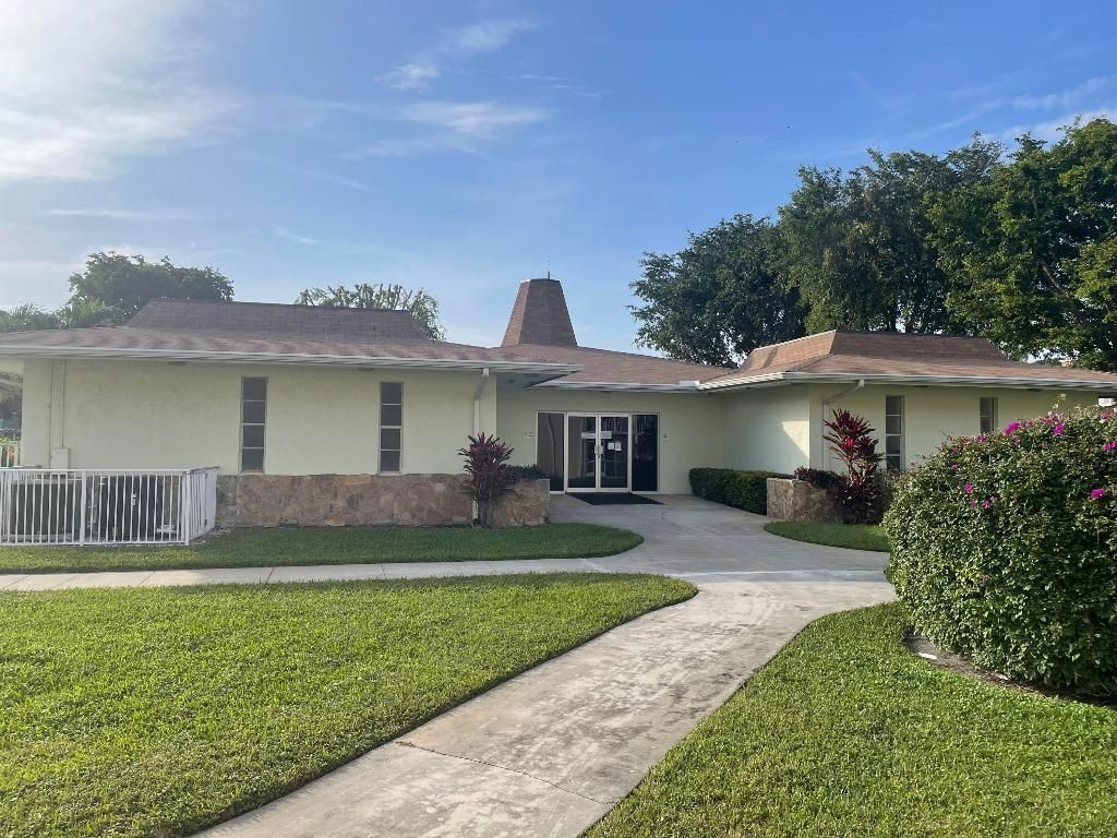 400 Village Green Circle W, Unit 304, Palm Springs, FL 33461 Photo