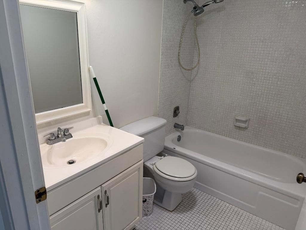 400 Village Green Circle W, Unit 304, Palm Springs, FL 33461 Photo