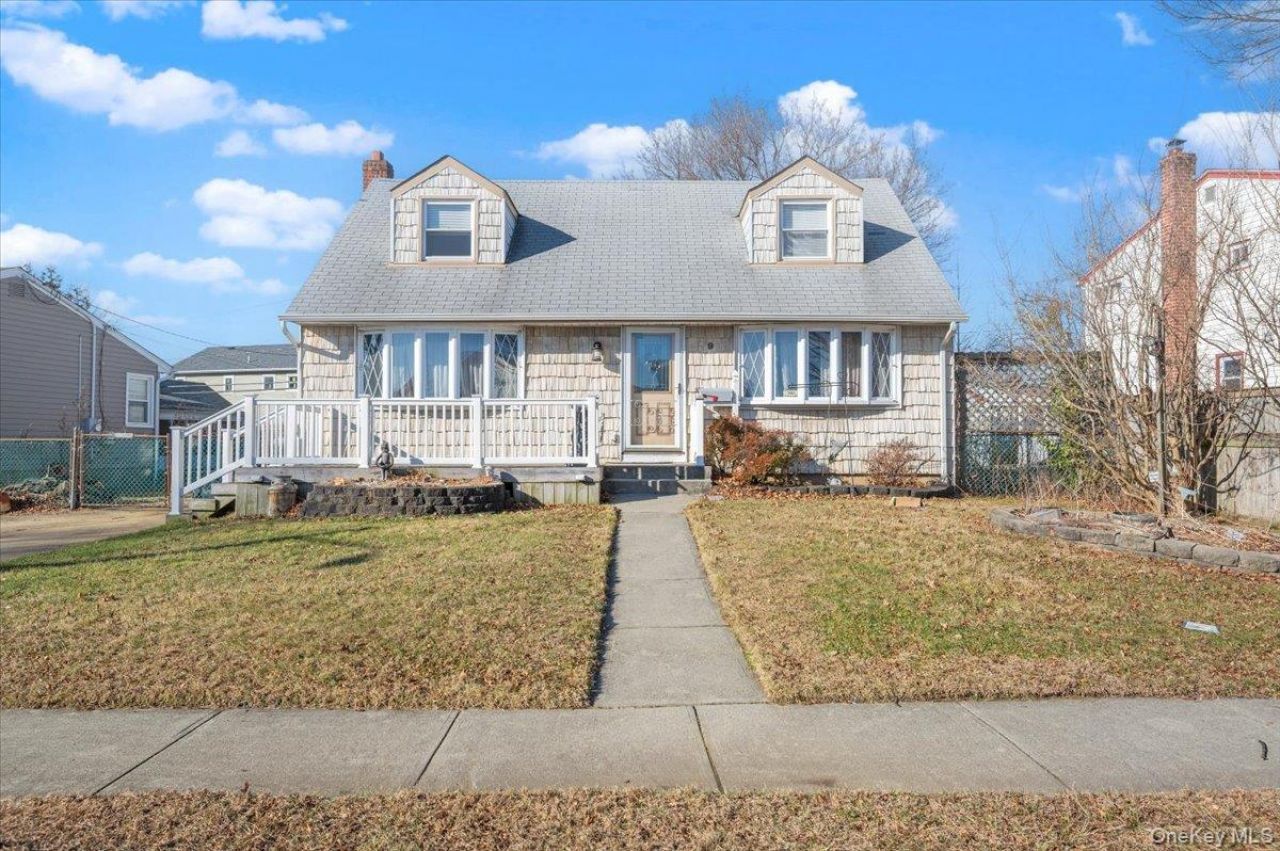 9 Stanford Lane, Hicksville, NY 11801 Main Photo